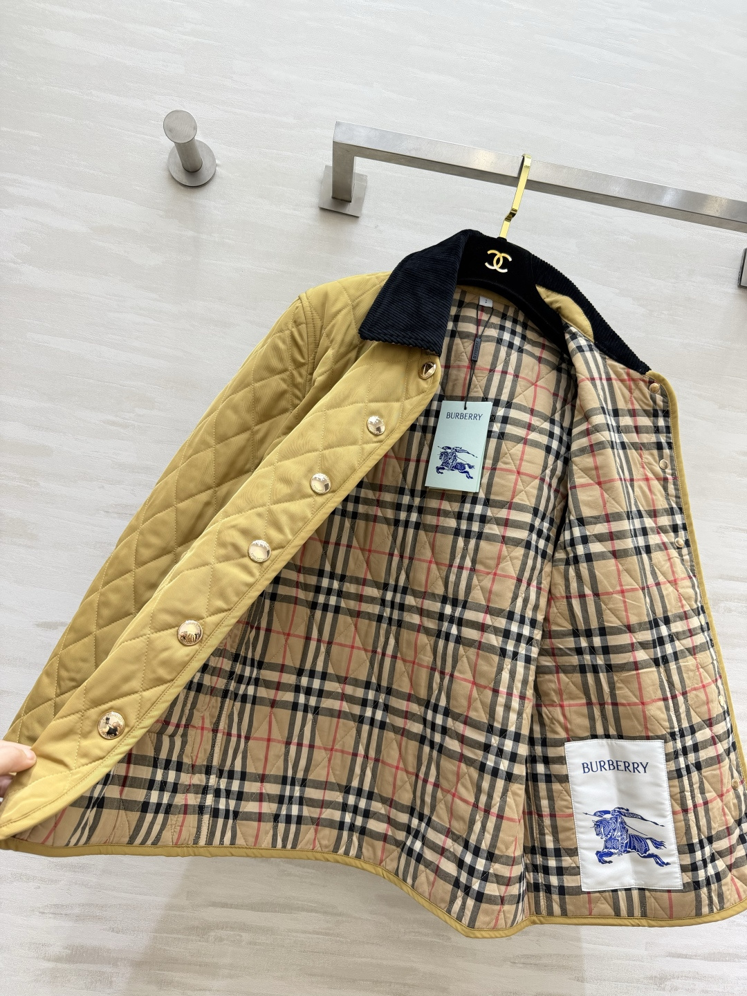 Burberrr♡²⁶英伦经典菱格棉服 ▪卡其主色｜黑色灯芯绒领 ▪菱形衍缝，轻薄保暖不臃肿 ▪金色按扣+口袋压印log