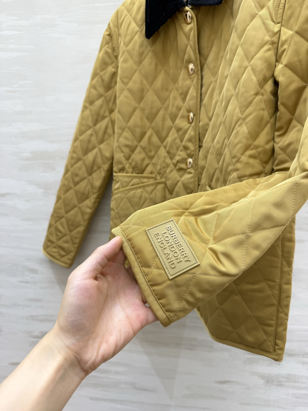 Burberrr♡²⁶英伦经典菱格棉服 ▪卡其主色|黑色灯芯绒领 ▪菱形衍缝,轻薄保暖不臃肿 ▪金色按扣+口袋压印log Burberrr♡²⁶英伦经典菱格棉服 ▪卡其主色|黑色灯芯绒领 ▪菱形衍缝,轻薄保暖不臃肿 ▪金色按扣+口袋压印log