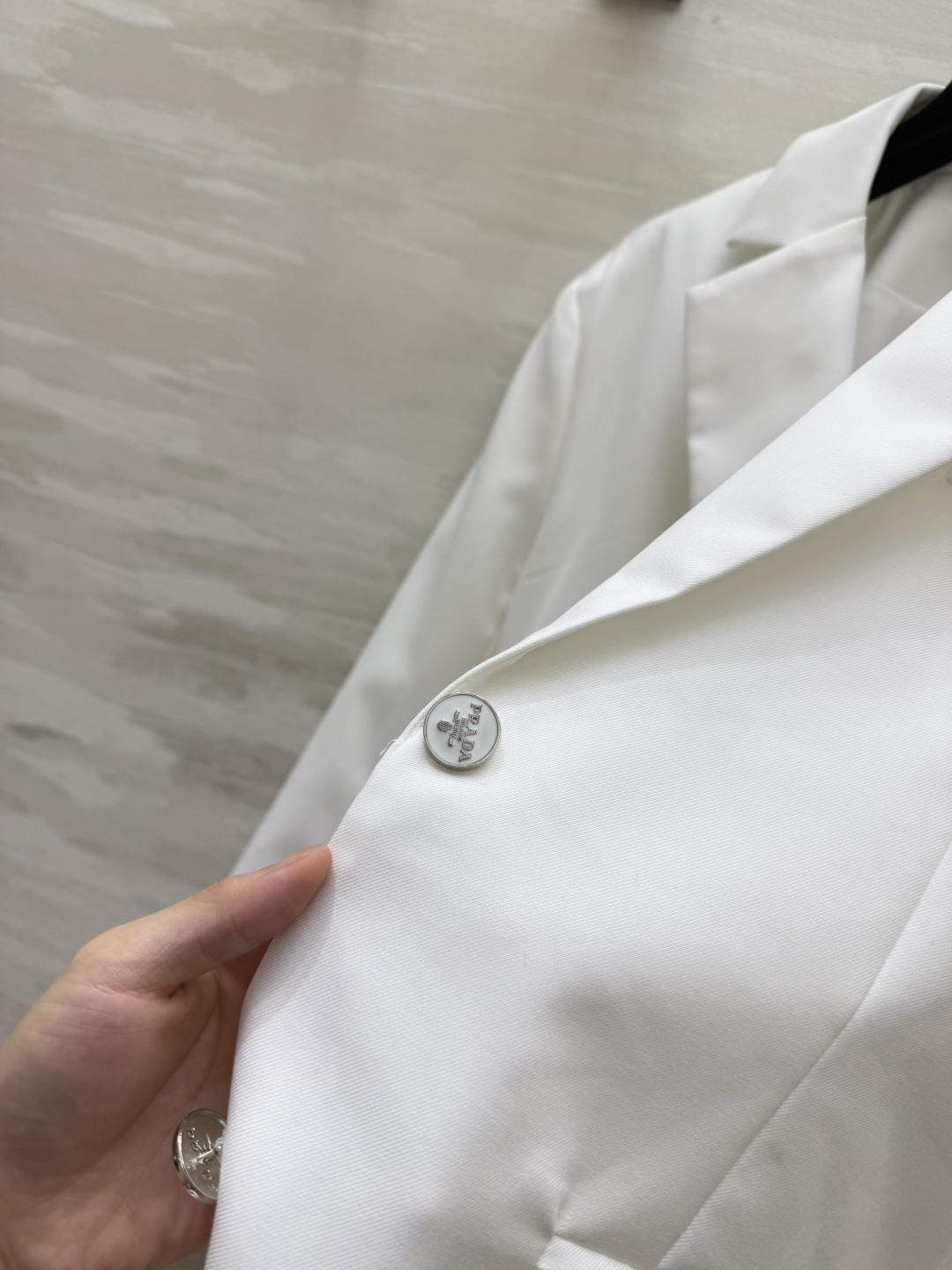 Praddd²⁶经典西装|黑白双色上新✨利落平驳领剪裁 简约大气不挑身形 小三角标细节点缀 低调自带精致感 双口袋设计兼 Praddd²⁶经典西装|黑白双色上新✨利落平驳领剪裁 简约大气不挑身形 小三角标细节点缀 低调自带精致感 双口袋设计兼