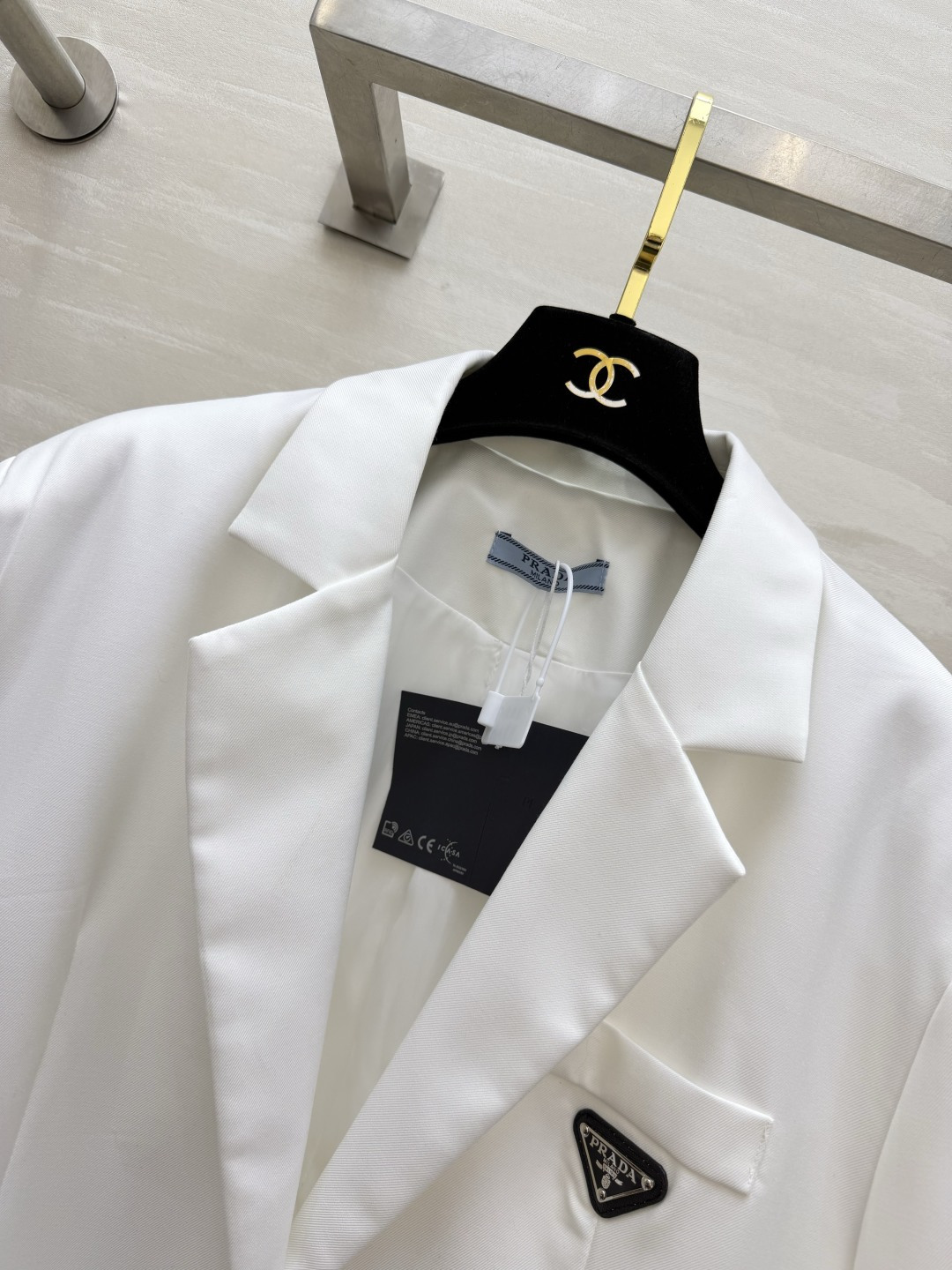 Praddd²⁶经典西装|黑白双色上新✨利落平驳领剪裁 简约大气不挑身形 小三角标细节点缀 低调自带精致感 双口袋设计兼 Praddd²⁶经典西装|黑白双色上新✨利落平驳领剪裁 简约大气不挑身形 小三角标细节点缀 低调自带精致感 双口袋设计兼