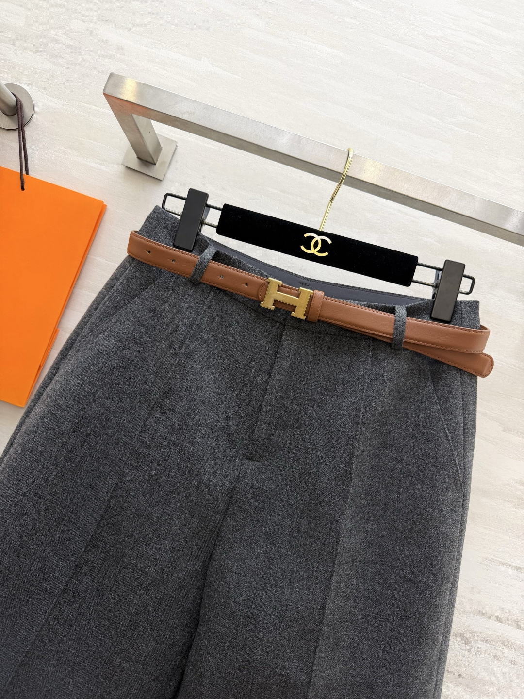 Hermesss²⁶早秋气质五分西装中裤 深咖|炭灰|黑色三色入✨ 自带H扣撞色皮带加持 直筒利落版型|挺括垂感面料 可 Hermesss²⁶早秋气质五分西装中裤 深咖|炭灰|黑色三色入✨ 自带H扣撞色皮带加持 直筒利落版型|挺括垂感面料 可
