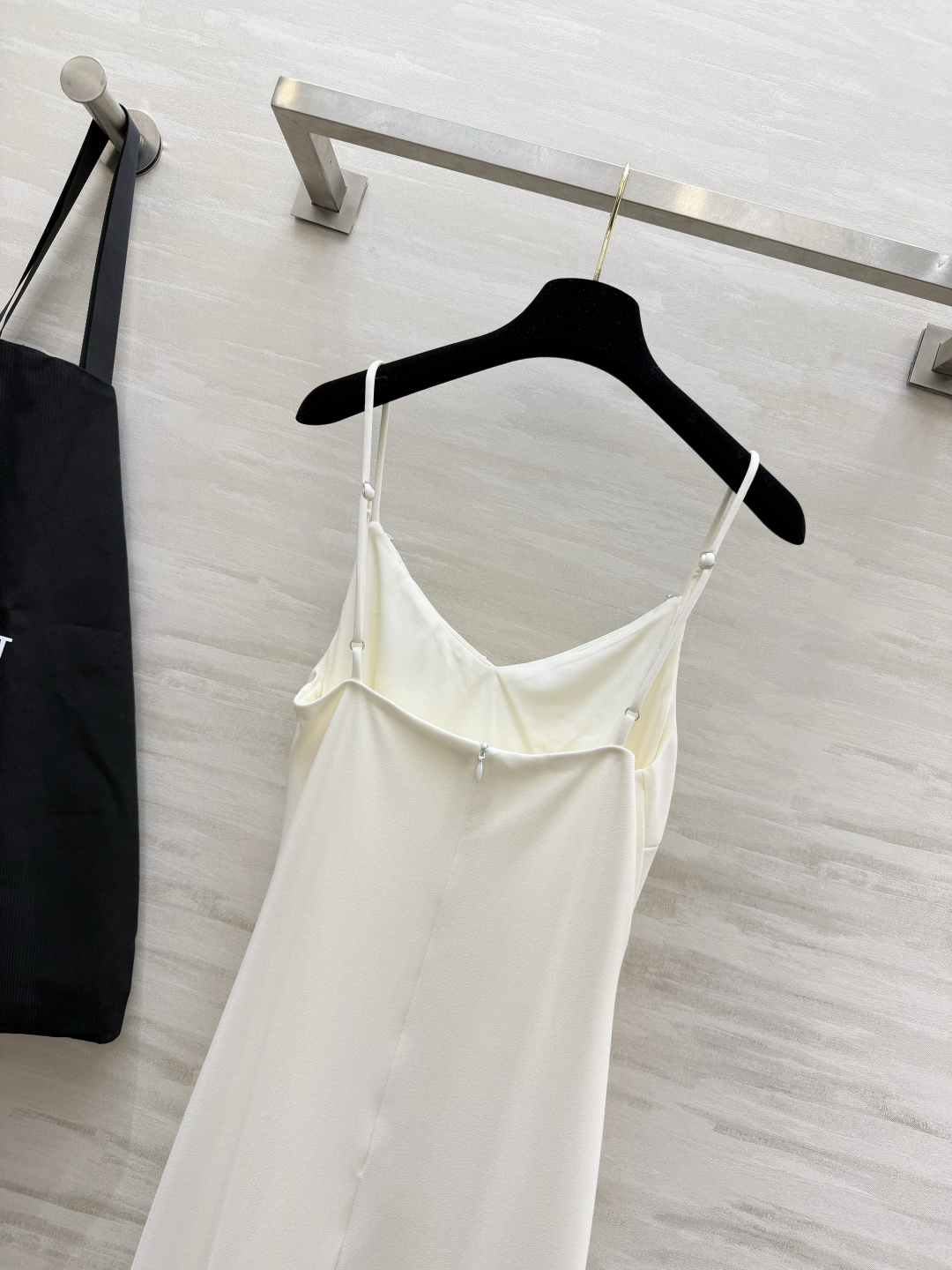 DI000♡²⁶🤍🖤镶钻吊带长款连衣裙 米白|黑色双色入✨ 领口闪闪水钻细节✨ 侧边捏褶修饰腰身 优雅长款版型 约会聚会 DI000♡²⁶🤍🖤镶钻吊带长款连衣裙 米白|黑色双色入✨ 领口闪闪水钻细节✨ 侧边捏褶修饰腰身 优雅长款版型 约会聚会