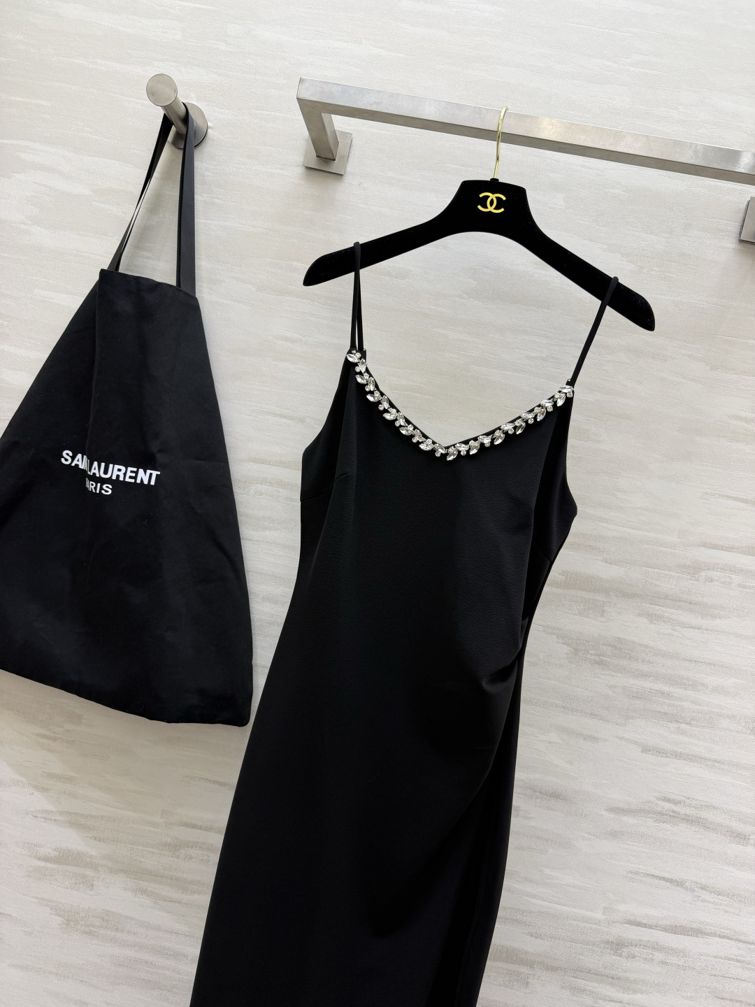 DI000♡²⁶🤍🖤镶钻吊带长款连衣裙 米白|黑色双色入✨ 领口闪闪水钻细节✨ 侧边捏褶修饰腰身 优雅长款版型 约会聚会 DI000♡²⁶🤍🖤镶钻吊带长款连衣裙 米白|黑色双色入✨ 领口闪闪水钻细节✨ 侧边捏褶修饰腰身 优雅长款版型 约会聚会