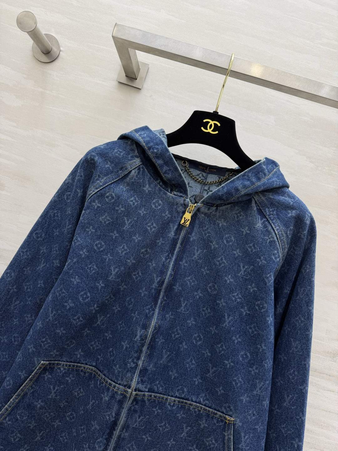 Lvvv²⁶🍃水洗牛仔老花连帽外套 满幅暗纹老花提花✨ 连帽拉链|宽松落肩廓形 复古牛仔质感 随性休闲,解锁早秋穿搭格调 Lvvv²⁶🍃水洗牛仔老花连帽外套 满幅暗纹老花提花✨ 连帽拉链|宽松落肩廓形 复古牛仔质感 随性休闲,解锁早秋穿搭格调