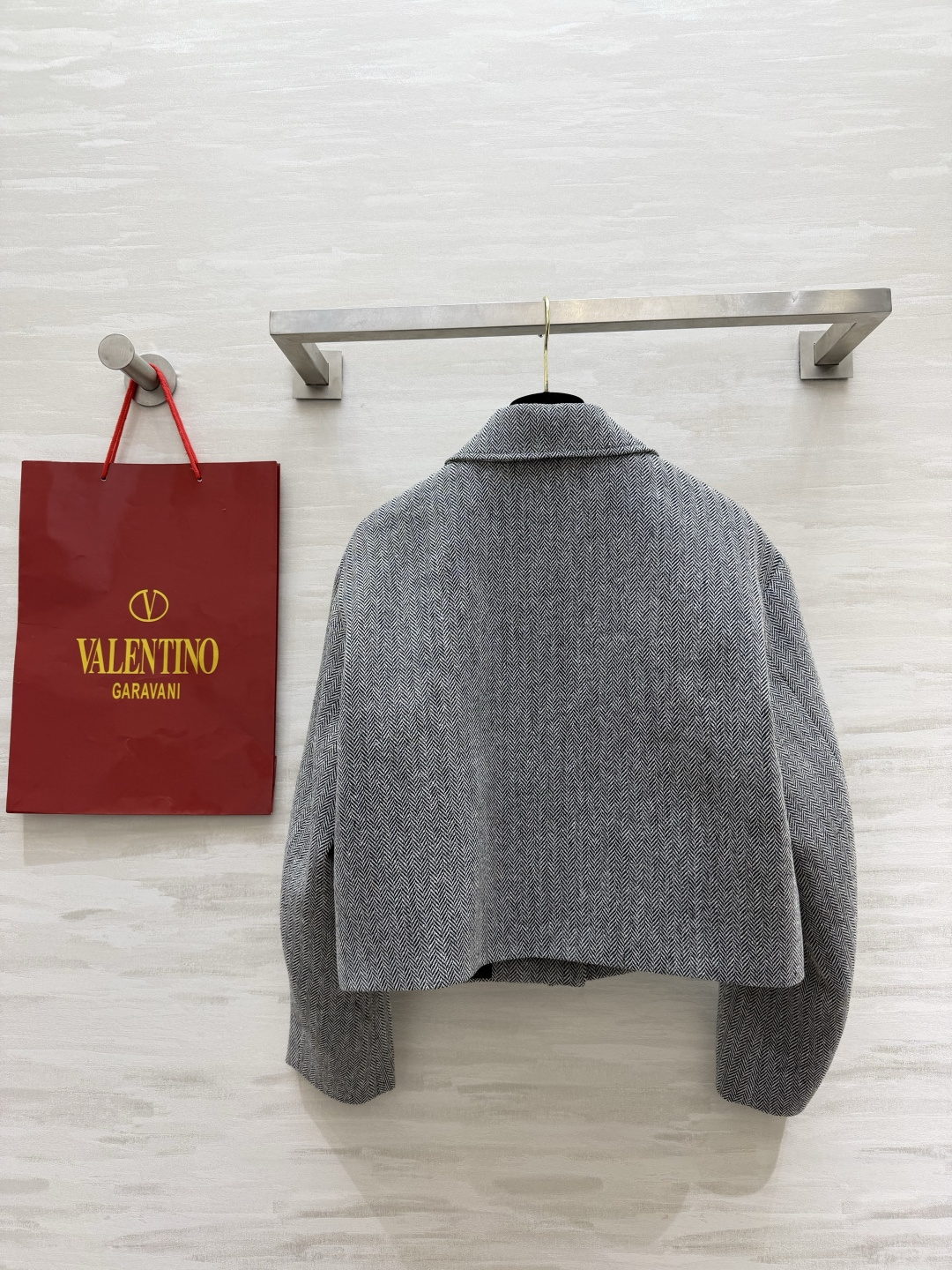 Valentinnn♡²⁶🍁灰调人字纹短款外套 细腻肌理面料✨小翻领｜复古金扣设计 利落短箱版型 优化腰线比例 知性复古