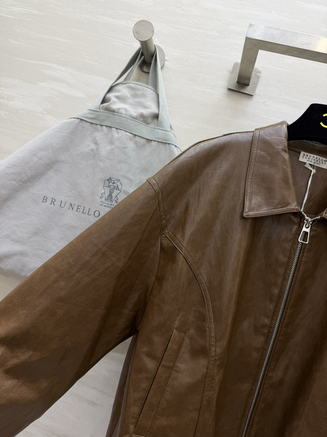 Brunello Cucinel♡²⁶🤎早秋复古做旧蛋白皮夹克焦糖棕｜橄榄绿双色入✨翻领拉链｜利落版型 落肩宽松廓形 复