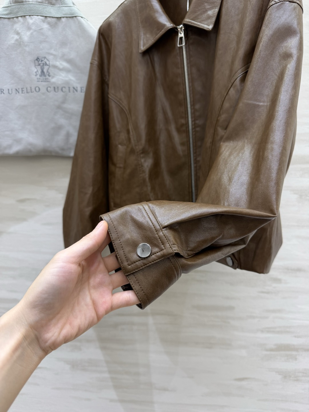 Brunello Cucinel♡²⁶🤎早秋复古做旧蛋白皮夹克焦糖棕｜橄榄绿双色入✨翻领拉链｜利落版型 落肩宽松廓形 复