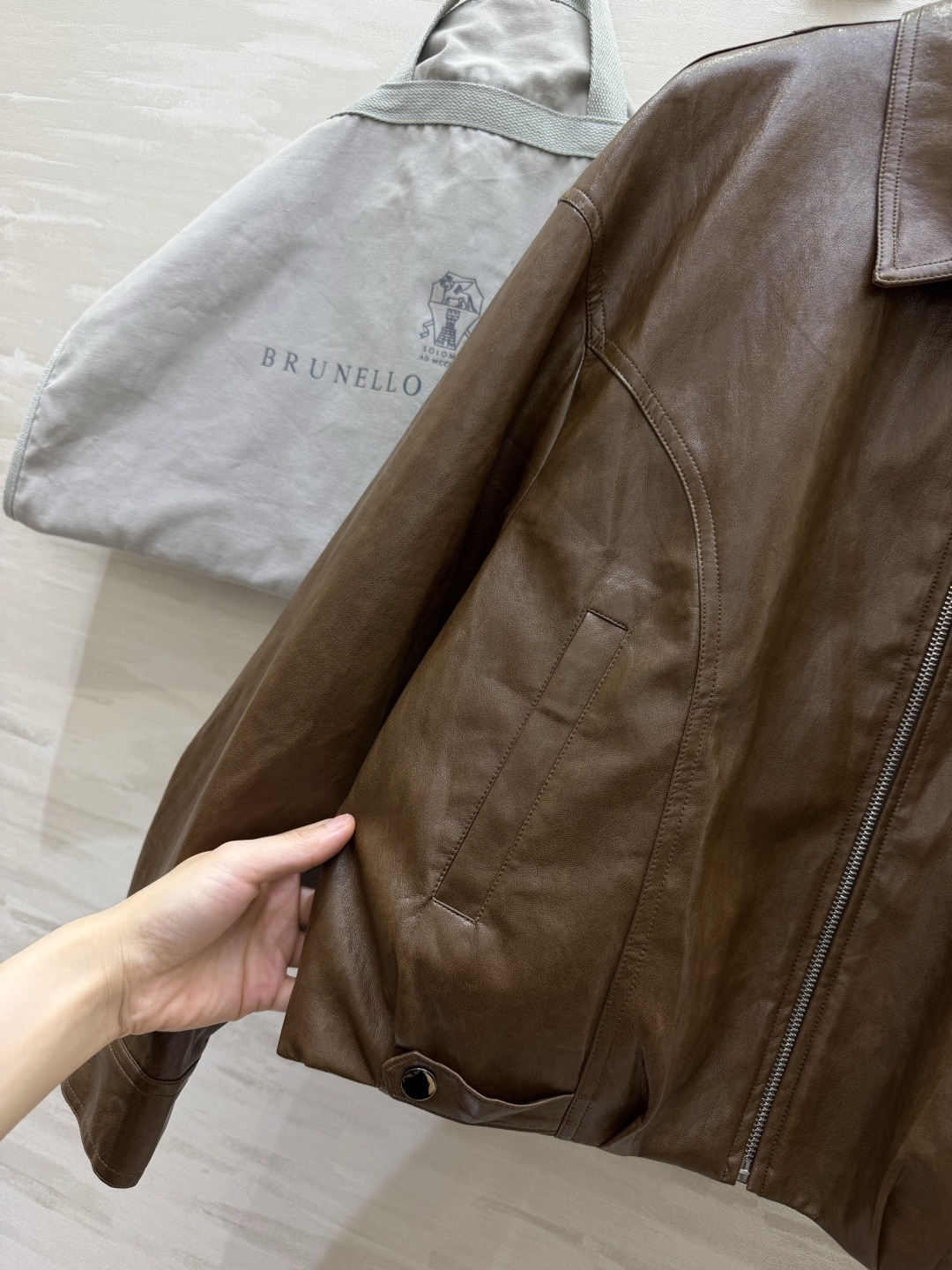Brunello Cucinel♡²⁶🤎早秋复古做旧蛋白皮夹克焦糖棕｜橄榄绿双色入✨翻领拉链｜利落版型 落肩宽松廓形 复
