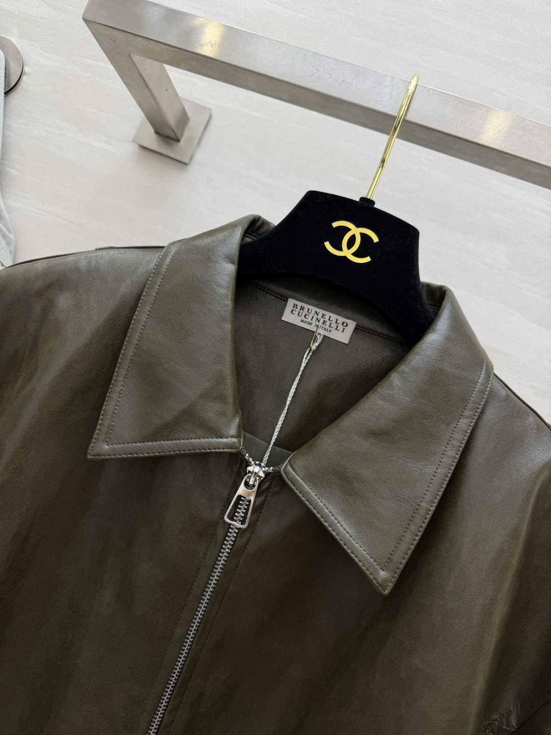 Brunello Cucinel♡²⁶🤎早秋复古做旧蛋白皮夹克焦糖棕｜橄榄绿双色入✨翻领拉链｜利落版型 落肩宽松廓形 复
