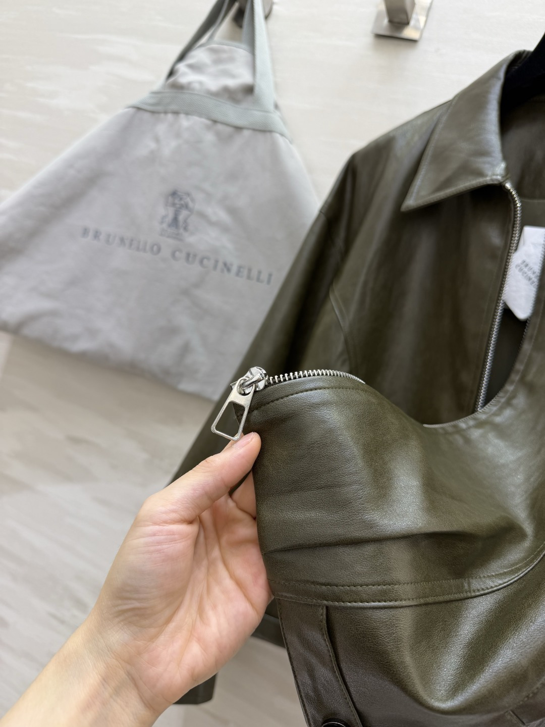 Brunello Cucinel♡²⁶🤎早秋复古做旧蛋白皮夹克焦糖棕｜橄榄绿双色入✨翻领拉链｜利落版型 落肩宽松廓形 复