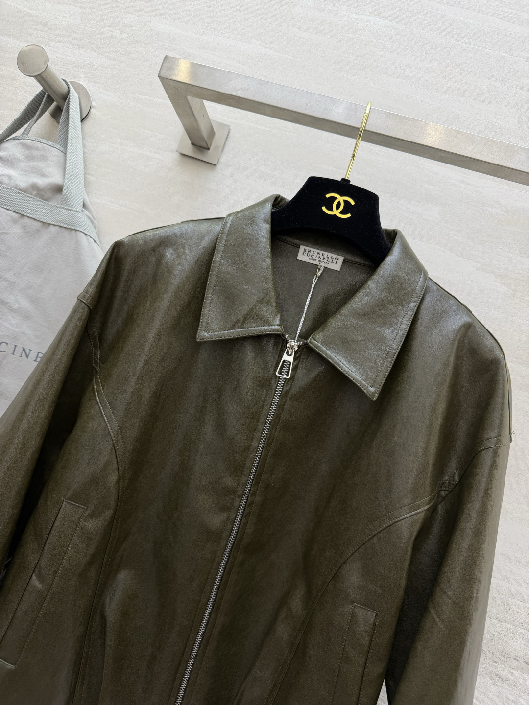 Brunello Cucinel♡²⁶🤎早秋复古做旧蛋白皮夹克焦糖棕｜橄榄绿双色入✨翻领拉链｜利落版型 落肩宽松廓形 复