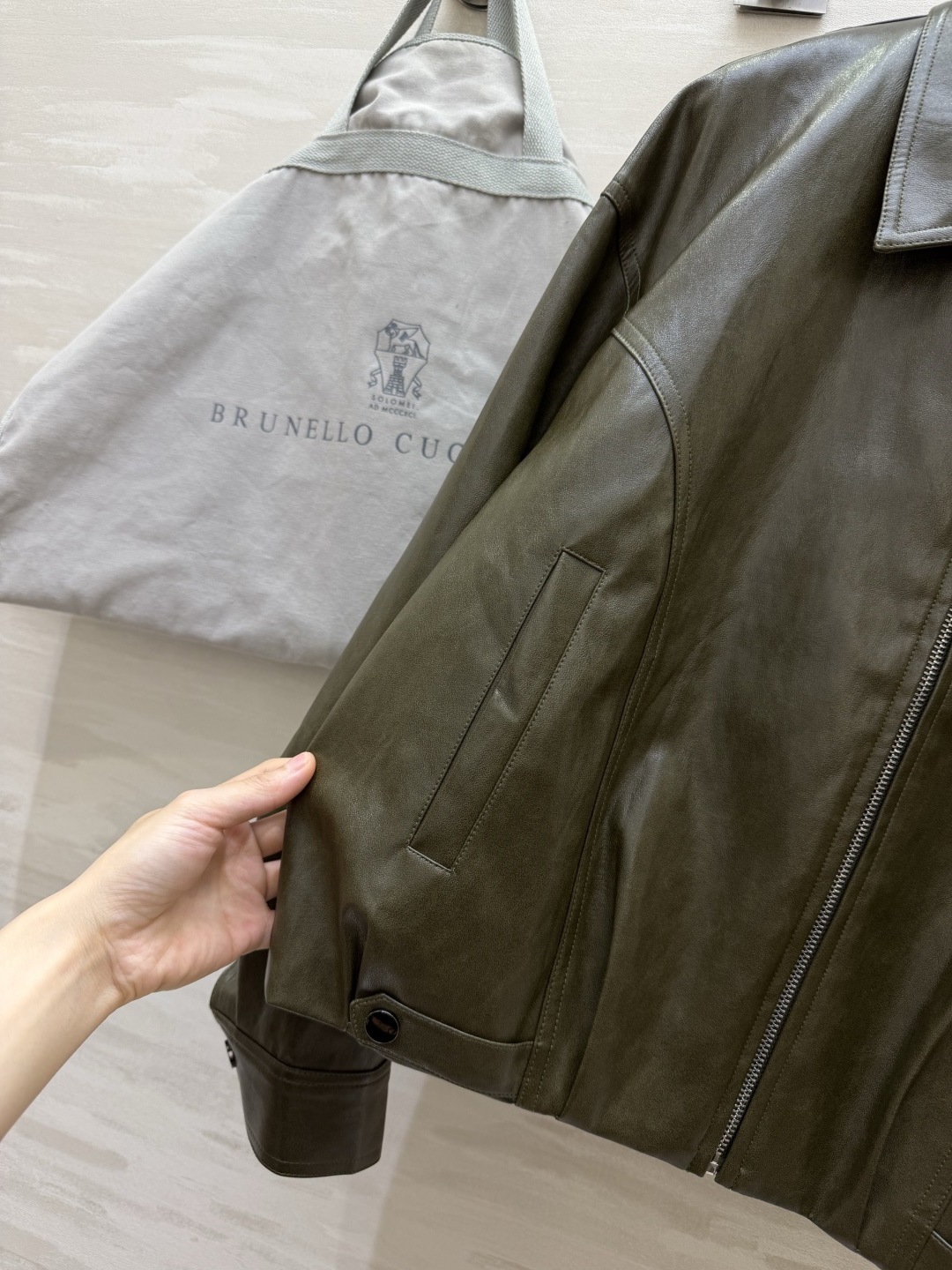 Brunello Cucinel♡²⁶🤎早秋复古做旧蛋白皮夹克焦糖棕｜橄榄绿双色入✨翻领拉链｜利落版型 落肩宽松廓形 复