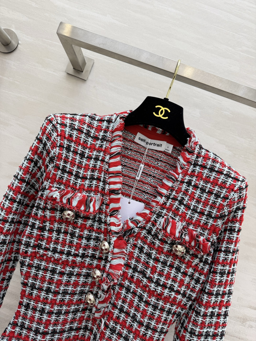 Self_Portr♡²⁶早秋本命连衣裙 红黑格粗花呢中长裙 采用别致的流苏边与按扣前襟设计 配有实用的翻盖胸袋 红黑混