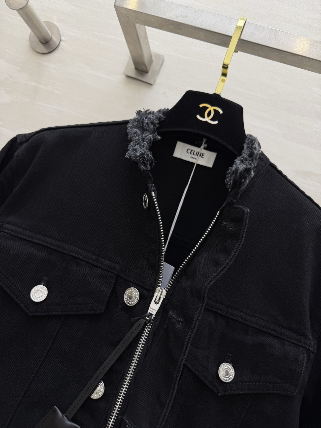 Cecece♡²⁶暗黑系牛仔外套🖤 毛边领口与袖口小细节,氛围感拉满 做旧黑调|银色排扣|工装口袋 利落版型,酷飒随性, Cecece♡²⁶暗黑系牛仔外套🖤 毛边领口与袖口小细节,氛围感拉满 做旧黑调|银色排扣|工装口袋 利落版型,酷飒随性,