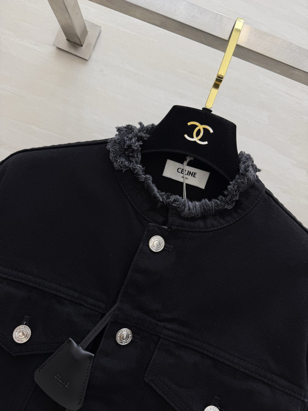 Cecece♡²⁶暗黑系牛仔外套🖤 毛边领口与袖口小细节,氛围感拉满 做旧黑调|银色排扣|工装口袋 利落版型,酷飒随性, Cecece♡²⁶暗黑系牛仔外套🖤 毛边领口与袖口小细节,氛围感拉满 做旧黑调|银色排扣|工装口袋 利落版型,酷飒随性,