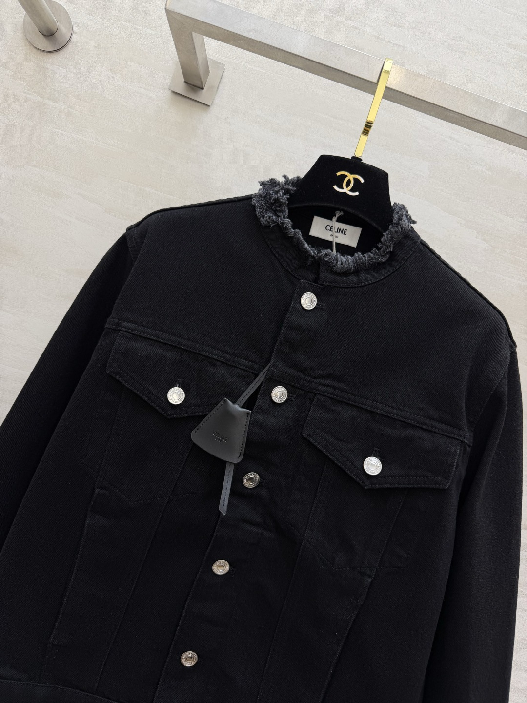 Cecece♡²⁶暗黑系牛仔外套🖤 毛边领口与袖口小细节,氛围感拉满 做旧黑调|银色排扣|工装口袋 利落版型,酷飒随性, Cecece♡²⁶暗黑系牛仔外套🖤 毛边领口与袖口小细节,氛围感拉满 做旧黑调|银色排扣|工装口袋 利落版型,酷飒随性,