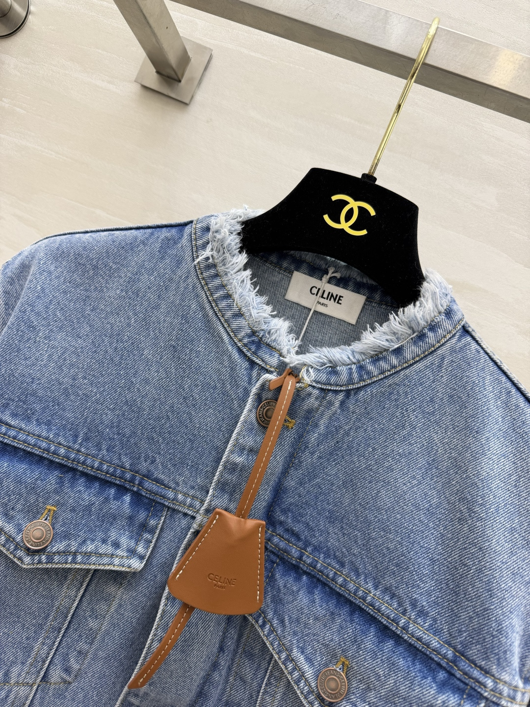 Cecece♡²⁶水洗蓝牛仔外套 毛边圆领设计感 柔和水洗色调|复古金属扣|工装贴袋 小亮点皮质吊牌细节 宽松短款版型, Cecece♡²⁶水洗蓝牛仔外套 毛边圆领设计感 柔和水洗色调|复古金属扣|工装贴袋 小亮点皮质吊牌细节 宽松短款版型,