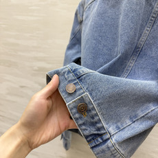 Cecece♡²⁶水洗蓝牛仔外套 毛边圆领设计感 柔和水洗色调|复古金属扣|工装贴袋 小亮点皮质吊牌细节 宽松短款版型, Cecece♡²⁶水洗蓝牛仔外套 毛边圆领设计感 柔和水洗色调|复古金属扣|工装贴袋 小亮点皮质吊牌细节 宽松短款版型,