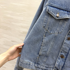 Cecece♡²⁶水洗蓝牛仔外套 毛边圆领设计感 柔和水洗色调|复古金属扣|工装贴袋 小亮点皮质吊牌细节 宽松短款版型, Cecece♡²⁶水洗蓝牛仔外套 毛边圆领设计感 柔和水洗色调|复古金属扣|工装贴袋 小亮点皮质吊牌细节 宽松短款版型,