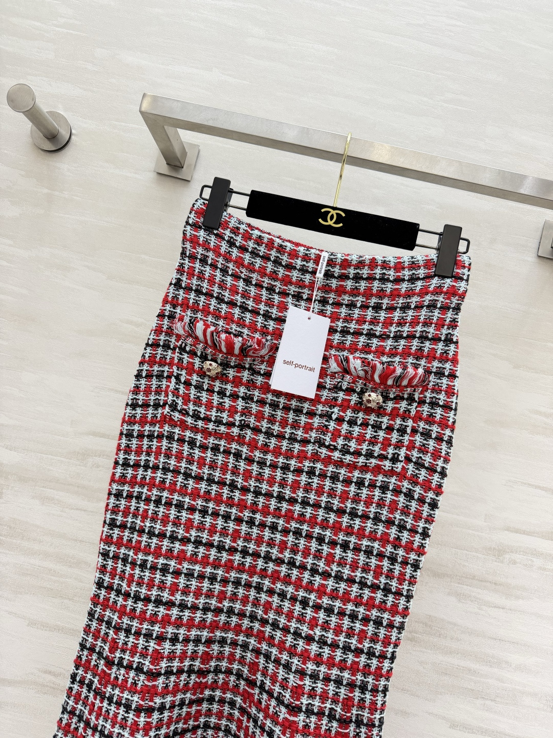 Self_Portr♡❤️复古红格鱼尾半裙 粗花呢撞色格纹自带氛围感 高腰鱼尾剪裁｜口袋金属扣细节 流苏毛边口袋+裙摆 