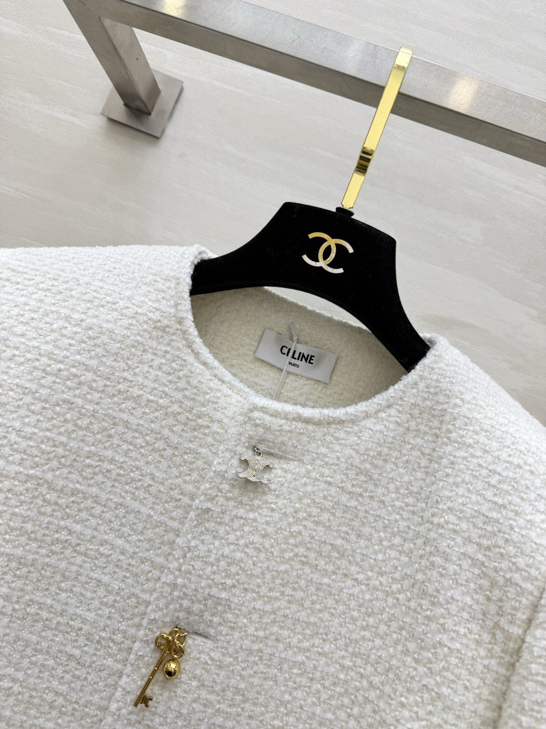 Cecece🤍🖤黑白双色外套 独特异形金属扣是一大亮点 肌理粗纺面料|简约圆领短款版型 干净白▪️沉稳黑 一衣两色,解锁 Cecece🤍🖤黑白双色外套 独特异形金属扣是一大亮点 肌理粗纺面料|简约圆领短款版型 干净白▪️沉稳黑 一衣两色,解锁