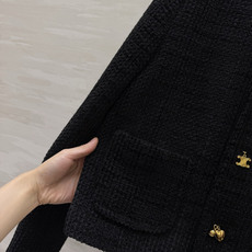 Cecece🤍🖤黑白双色外套 独特异形金属扣是一大亮点 肌理粗纺面料|简约圆领短款版型 干净白▪️沉稳黑 一衣两色,解锁 Cecece🤍🖤黑白双色外套 独特异形金属扣是一大亮点 肌理粗纺面料|简约圆领短款版型 干净白▪️沉稳黑 一衣两色,解锁
