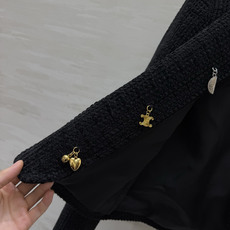 Cecece🤍🖤黑白双色外套 独特异形金属扣是一大亮点 肌理粗纺面料|简约圆领短款版型 干净白▪️沉稳黑 一衣两色,解锁 Cecece🤍🖤黑白双色外套 独特异形金属扣是一大亮点 肌理粗纺面料|简约圆领短款版型 干净白▪️沉稳黑 一衣两色,解锁
