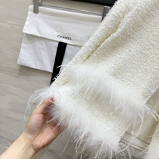 Chacha♡²⁶年度心动羽毛外套✨黑白双色可选 直接拿捏贵气氛围感 粗纺亮片面料 自带细碎闪光下摆袖口拼接灵动羽毛 圆 Chacha♡²⁶年度心动羽毛外套✨黑白双色可选 直接拿捏贵气氛围感 粗纺亮片面料 自带细碎闪光下摆袖口拼接灵动羽毛 圆