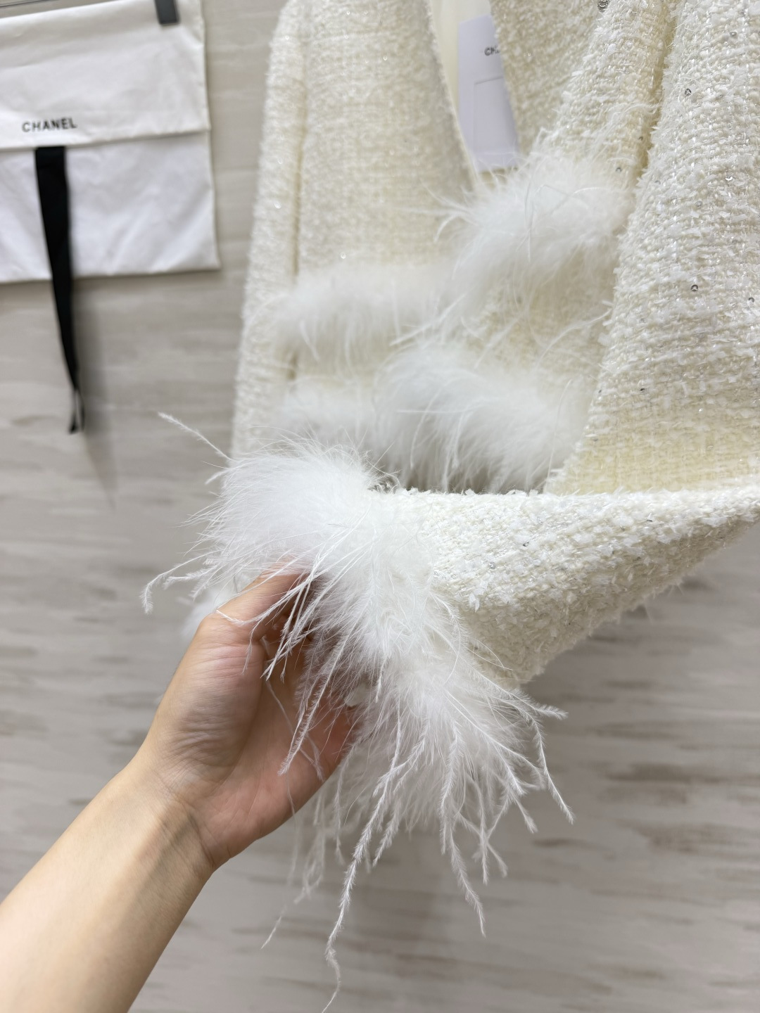 Chacha♡²⁶年度心动羽毛外套✨黑白双色可选 直接拿捏贵气氛围感 粗纺亮片面料 自带细碎闪光下摆袖口拼接灵动羽毛 圆 Chacha♡²⁶年度心动羽毛外套✨黑白双色可选 直接拿捏贵气氛围感 粗纺亮片面料 自带细碎闪光下摆袖口拼接灵动羽毛 圆