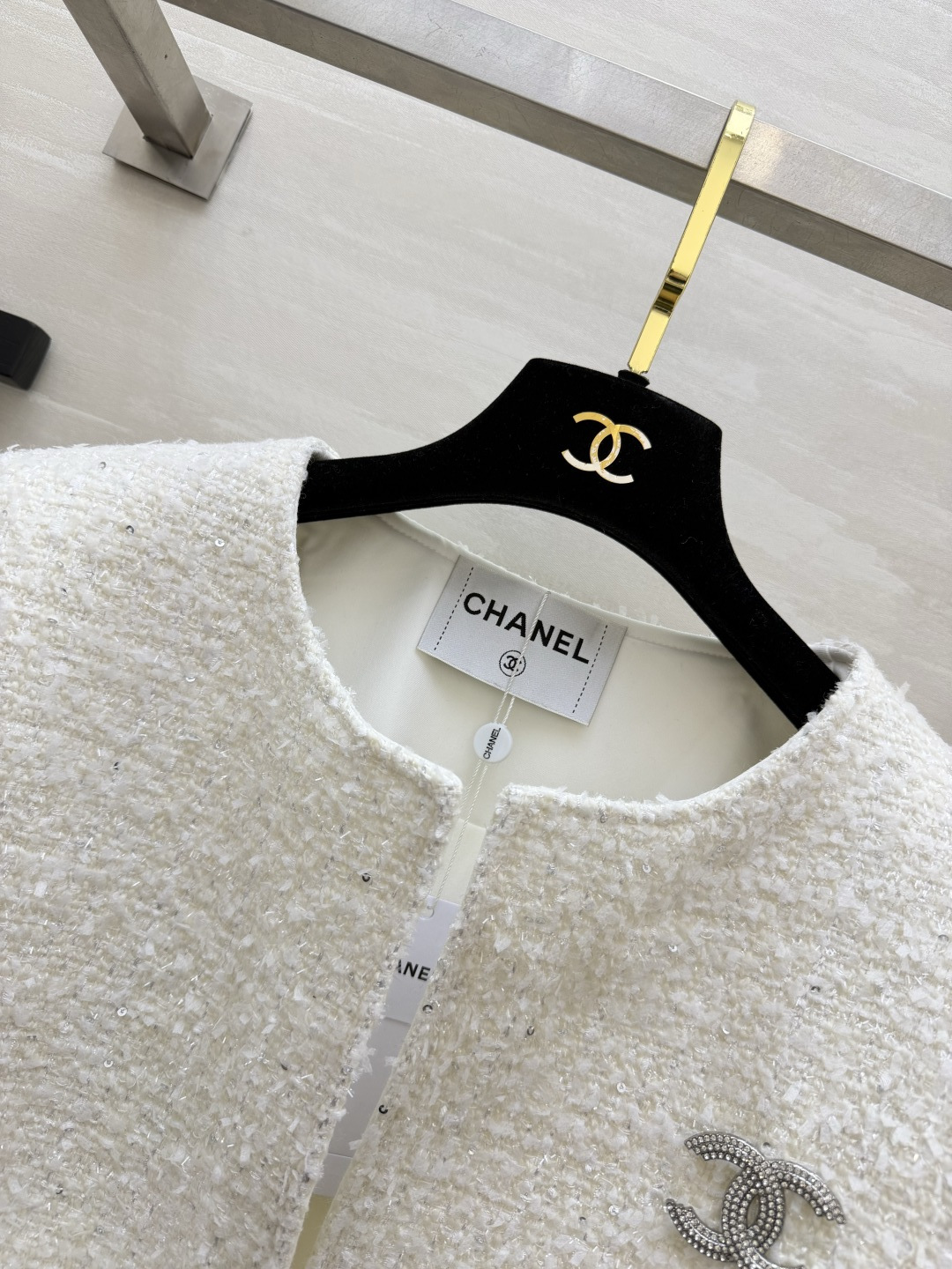 Chacha♡²⁶年度心动羽毛外套✨黑白双色可选 直接拿捏贵气氛围感 粗纺亮片面料 自带细碎闪光下摆袖口拼接灵动羽毛 圆 Chacha♡²⁶年度心动羽毛外套✨黑白双色可选 直接拿捏贵气氛围感 粗纺亮片面料 自带细碎闪光下摆袖口拼接灵动羽毛 圆