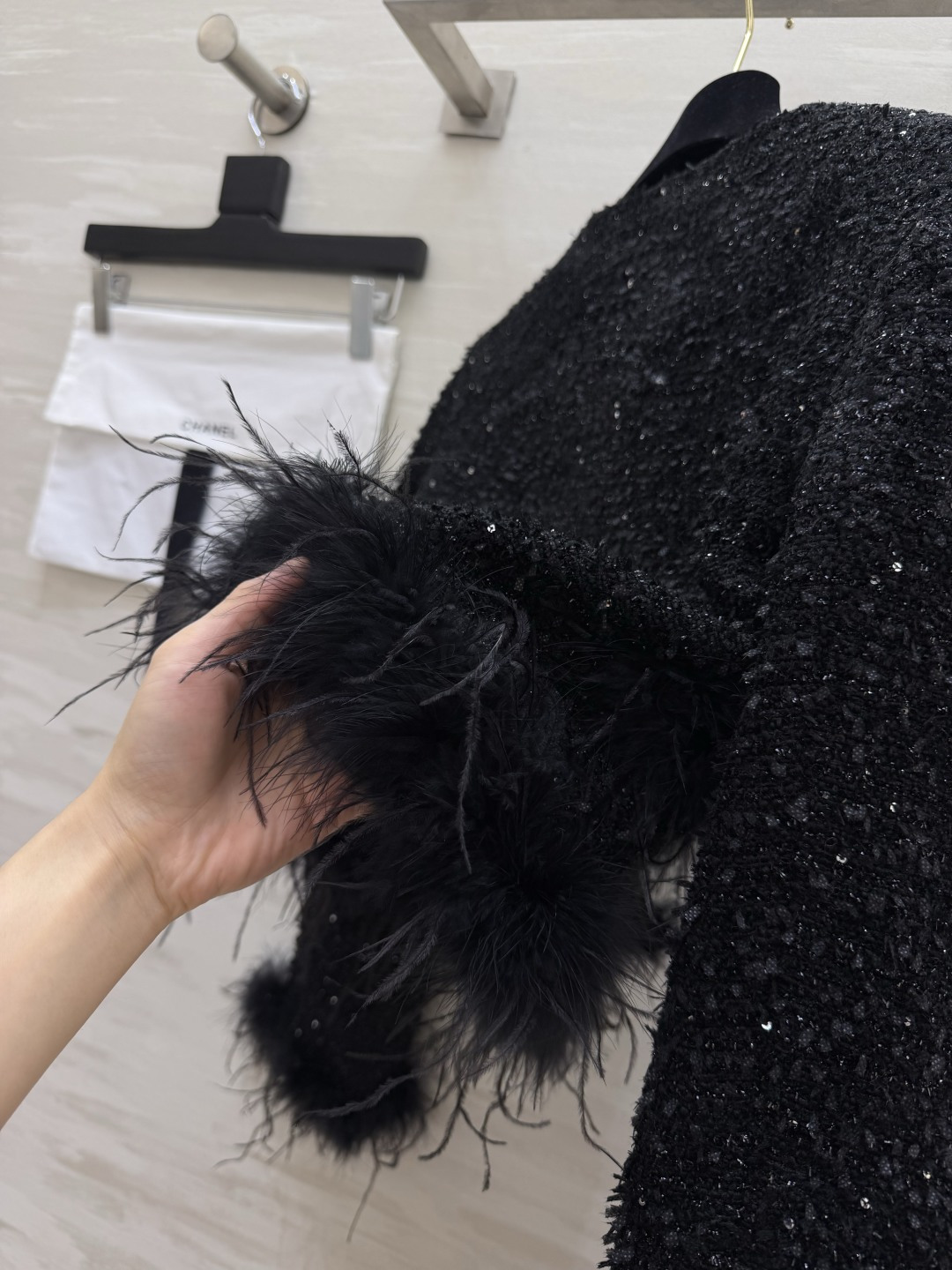 Chacha♡²⁶年度心动羽毛外套✨黑白双色可选 直接拿捏贵气氛围感 粗纺亮片面料 自带细碎闪光下摆袖口拼接灵动羽毛 圆 Chacha♡²⁶年度心动羽毛外套✨黑白双色可选 直接拿捏贵气氛围感 粗纺亮片面料 自带细碎闪光下摆袖口拼接灵动羽毛 圆