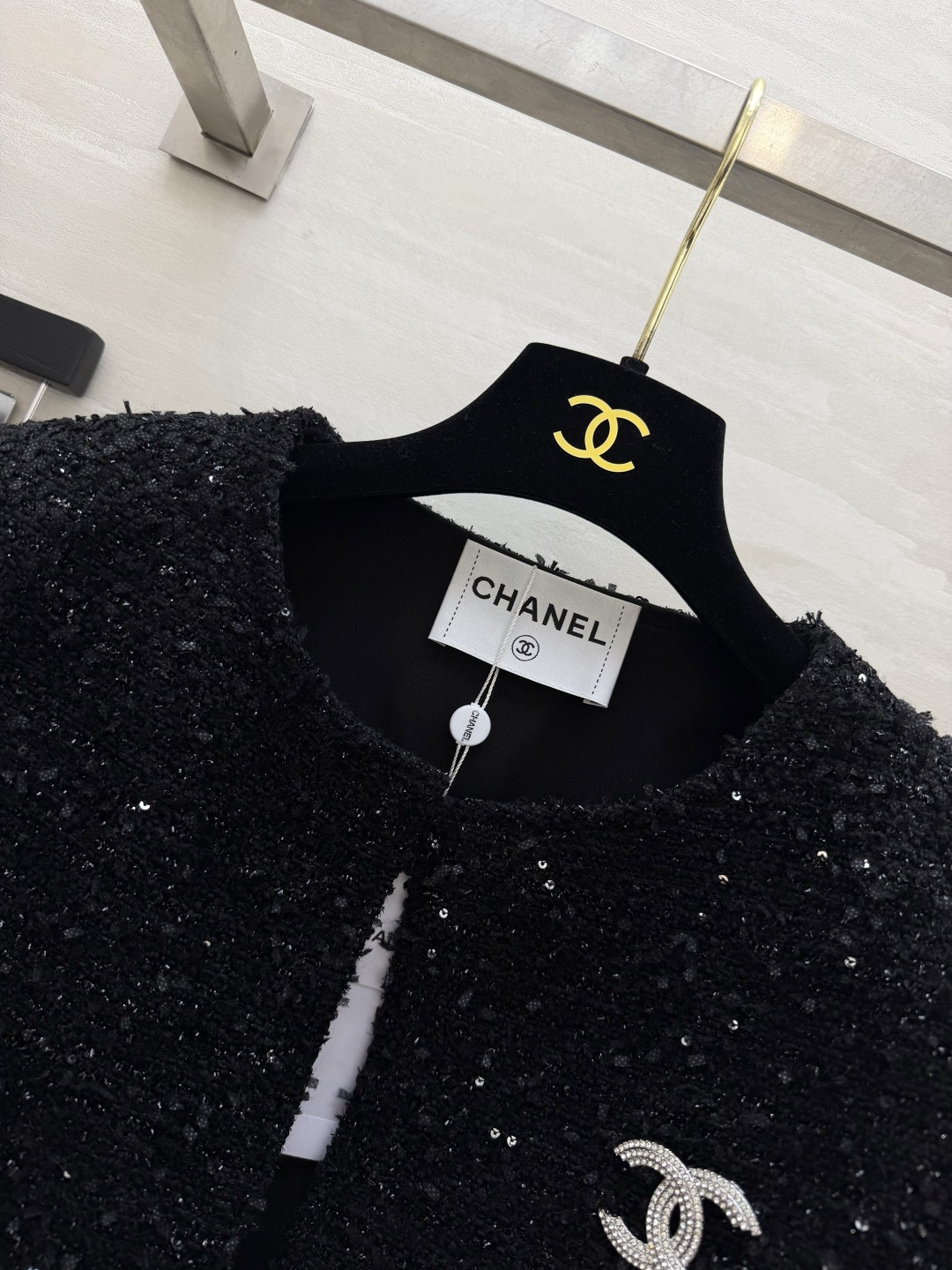 Chacha♡²⁶年度心动羽毛外套✨黑白双色可选 直接拿捏贵气氛围感 粗纺亮片面料 自带细碎闪光下摆袖口拼接灵动羽毛 圆 Chacha♡²⁶年度心动羽毛外套✨黑白双色可选 直接拿捏贵气氛围感 粗纺亮片面料 自带细碎闪光下摆袖口拼接灵动羽毛 圆