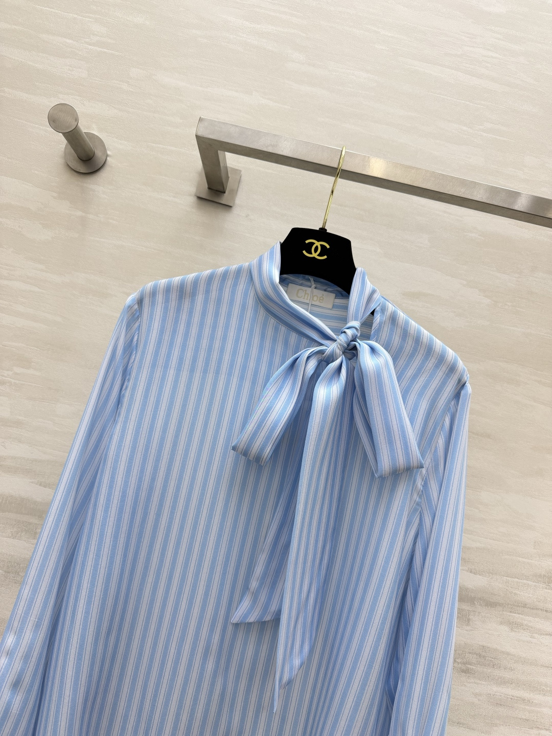 Chl⁰清浅蓝白条纹真丝衬衣🤍💙自带优雅氛围感 领口蝴蝶结飘带是点睛之笔 随性系结 温柔又有女人味 顺滑垂坠的真丝面料 Chl⁰清浅蓝白条纹真丝衬衣🤍💙自带优雅氛围感 领口蝴蝶结飘带是点睛之笔 随性系结 温柔又有女人味 顺滑垂坠的真丝面料