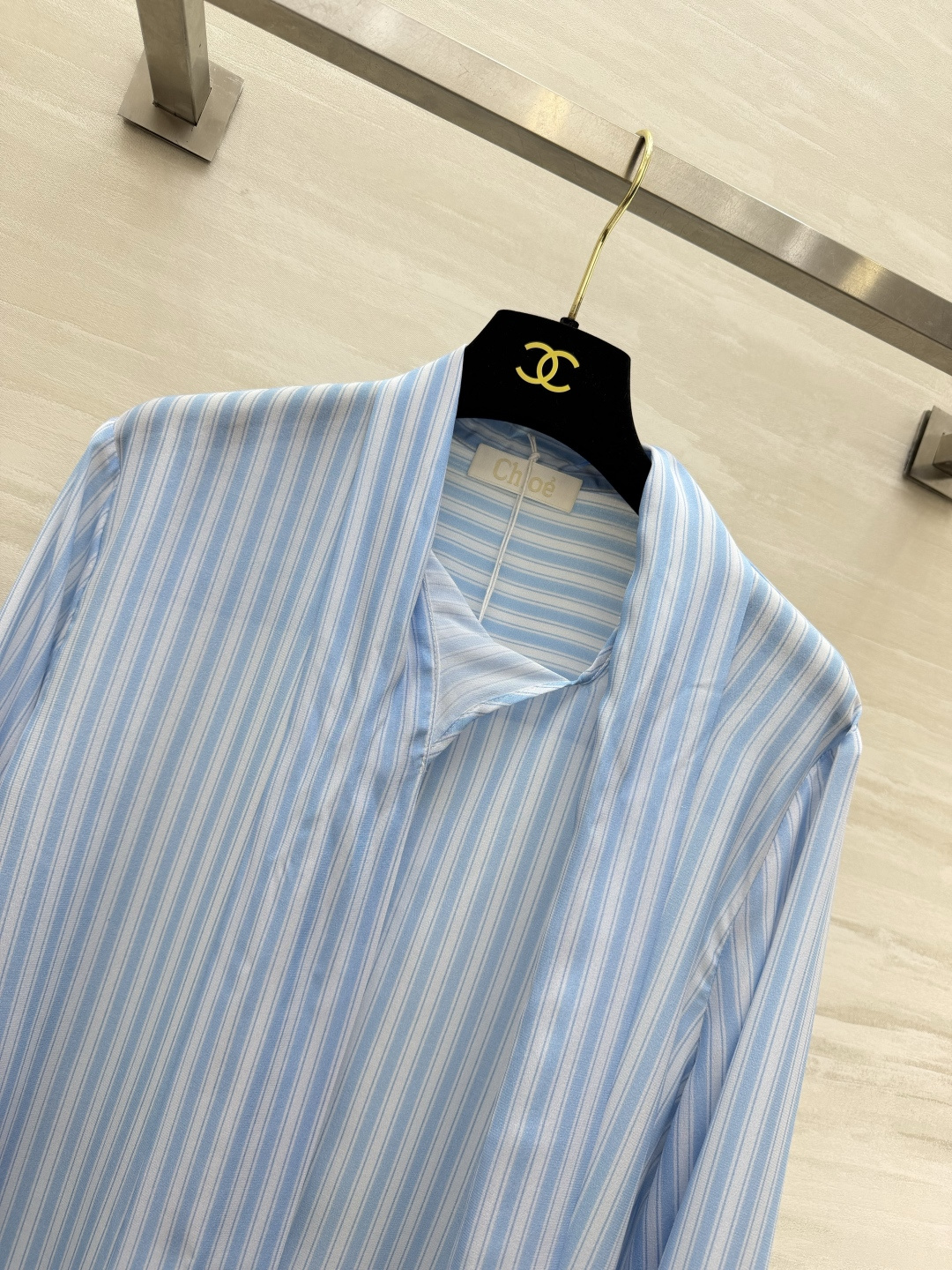 Chl⁰清浅蓝白条纹真丝衬衣🤍💙自带优雅氛围感 领口蝴蝶结飘带是点睛之笔 随性系结 温柔又有女人味 顺滑垂坠的真丝面料 Chl⁰清浅蓝白条纹真丝衬衣🤍💙自带优雅氛围感 领口蝴蝶结飘带是点睛之笔 随性系结 温柔又有女人味 顺滑垂坠的真丝面料