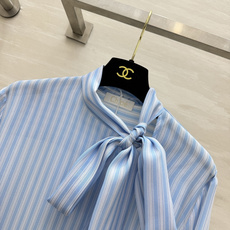 Chl⁰清浅蓝白条纹真丝衬衣🤍💙自带优雅氛围感 领口蝴蝶结飘带是点睛之笔 随性系结 温柔又有女人味 顺滑垂坠的真丝面料 Chl⁰清浅蓝白条纹真丝衬衣🤍💙自带优雅氛围感 领口蝴蝶结飘带是点睛之笔 随性系结 温柔又有女人味 顺滑垂坠的真丝面料