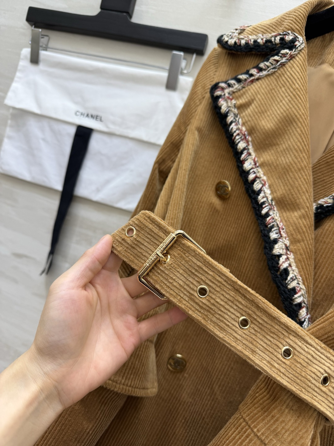 Chacha²⁶秋冬复古焦糖🤎灯芯绒收腰风衣 精致织带滚边 腰带勾勒腰线 优雅大气 自带复古格调 高品质定制 现货首发s