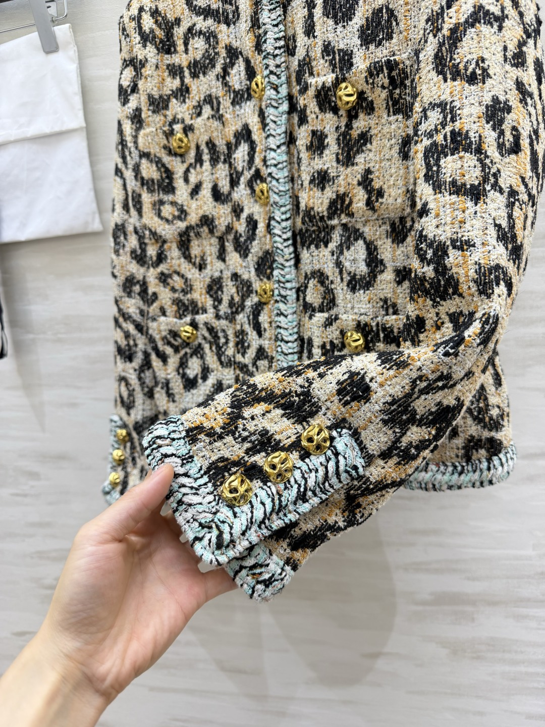 Chacha🐆豹纹粗花呢外套又酷又有辨识度的一款✨经典圆领版型 重工豹纹粗花呢面料 复古又张扬 边缘浅蓝手工编织滚边 柔 Chacha🐆豹纹粗花呢外套又酷又有辨识度的一款✨经典圆领版型 重工豹纹粗花呢面料 复古又张扬 边缘浅蓝手工编织滚边 柔