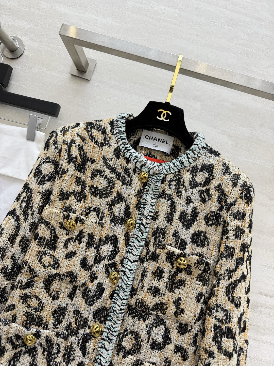 Chacha🐆豹纹粗花呢外套又酷又有辨识度的一款✨经典圆领版型 重工豹纹粗花呢面料 复古又张扬 边缘浅蓝手工编织滚边 柔 Chacha🐆豹纹粗花呢外套又酷又有辨识度的一款✨经典圆领版型 重工豹纹粗花呢面料 复古又张扬 边缘浅蓝手工编织滚边 柔