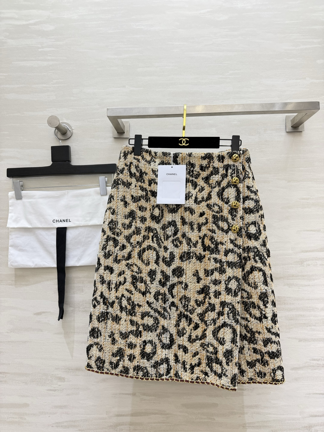 Chacha²⁶野性又优雅的豹纹半裙🐆 粗花呢围裹A字短裙 热烈红色印花内里，内外皆是惊喜。 高品质 size：S/M/