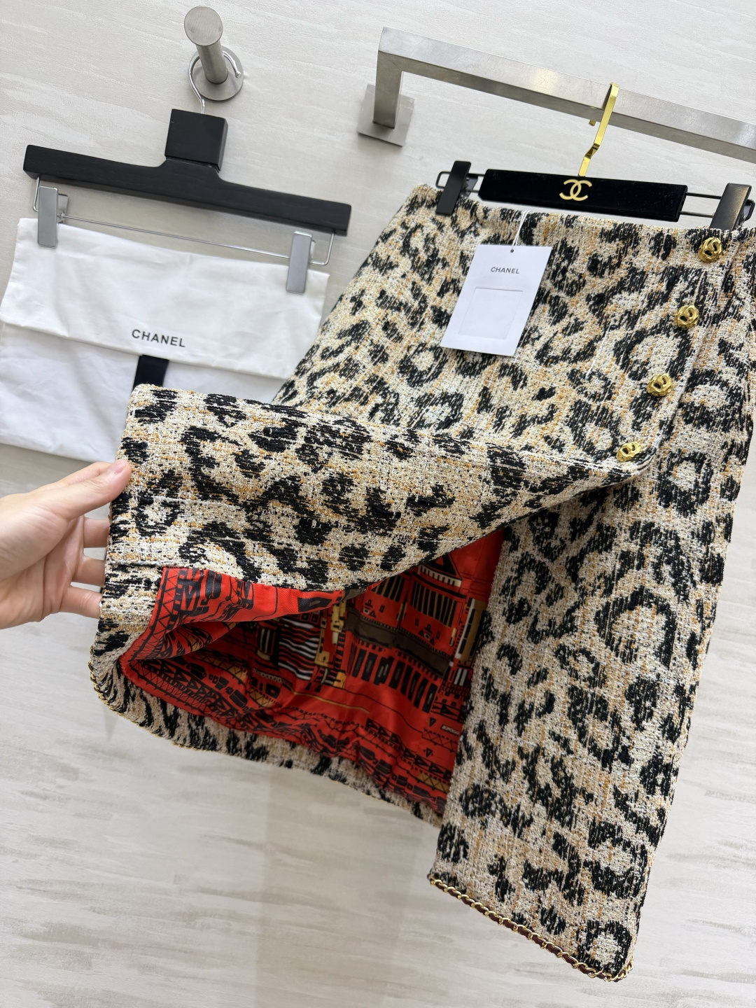 Chacha²⁶野性又优雅的豹纹半裙🐆 粗花呢围裹A字短裙 热烈红色印花内里,内外皆是惊喜。 高品质 size:S/M/ Chacha²⁶野性又优雅的豹纹半裙🐆 粗花呢围裹A字短裙 热烈红色印花内里,内外皆是惊喜。 高品质 size:S/M/