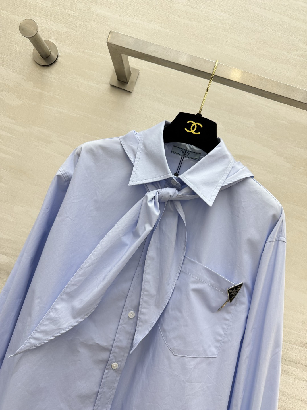 PraPD²⁶淡蓝色可拆卸领结衬衫💙干净清爽的浅蓝棉质面料 自带挺括质感 宽松落肩版型 随性慵懒 不挑身形 口袋三角金属 PraPD²⁶淡蓝色可拆卸领结衬衫💙干净清爽的浅蓝棉质面料 自带挺括质感 宽松落肩版型 随性慵懒 不挑身形 口袋三角金属