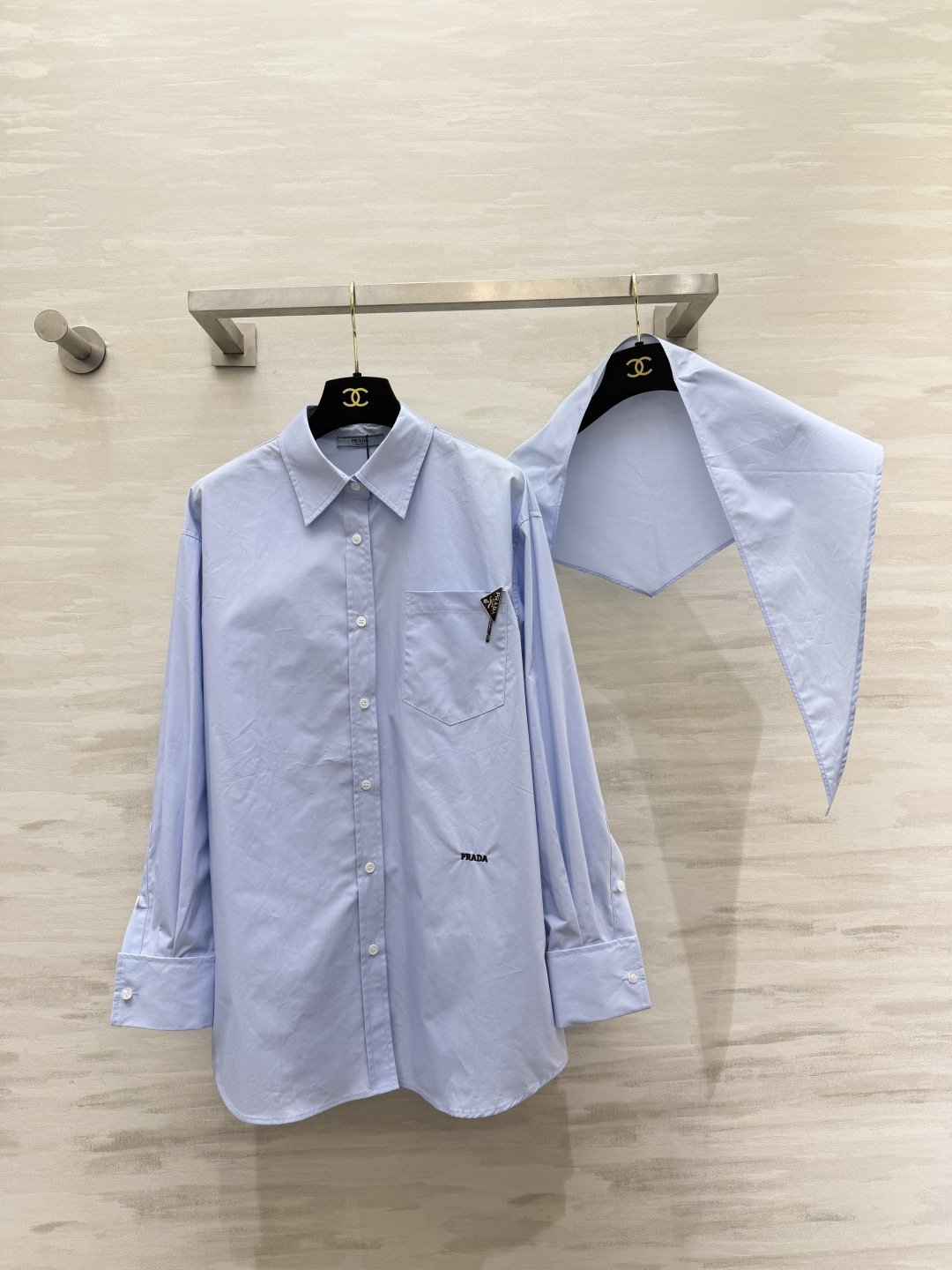 PraPD²⁶淡蓝色可拆卸领结衬衫💙干净清爽的浅蓝棉质面料 自带挺括质感 宽松落肩版型 随性慵懒 不挑身形 口袋三角金属