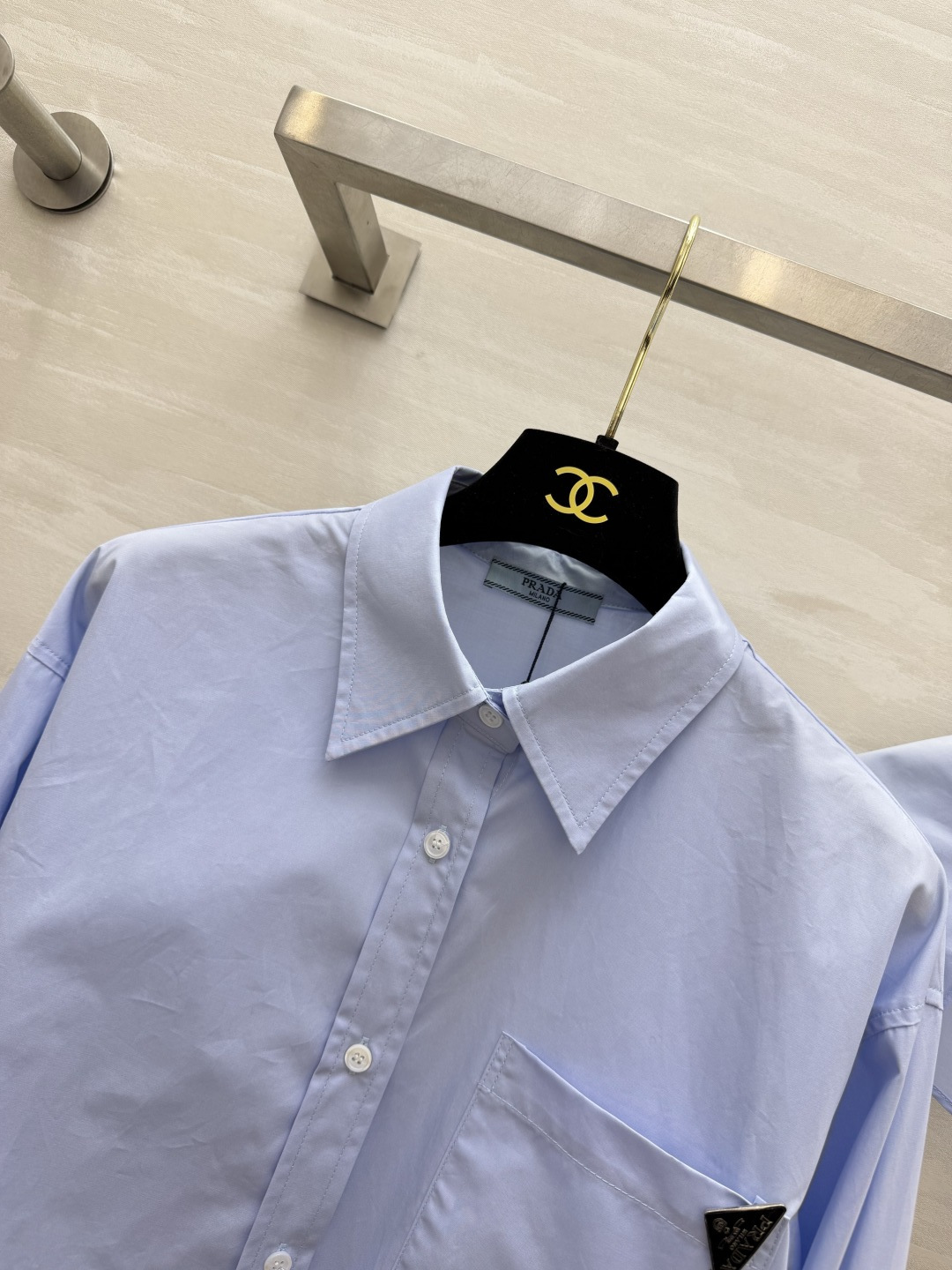 PraPD²⁶淡蓝色可拆卸领结衬衫💙干净清爽的浅蓝棉质面料 自带挺括质感 宽松落肩版型 随性慵懒 不挑身形 口袋三角金属 PraPD²⁶淡蓝色可拆卸领结衬衫💙干净清爽的浅蓝棉质面料 自带挺括质感 宽松落肩版型 随性慵懒 不挑身形 口袋三角金属
