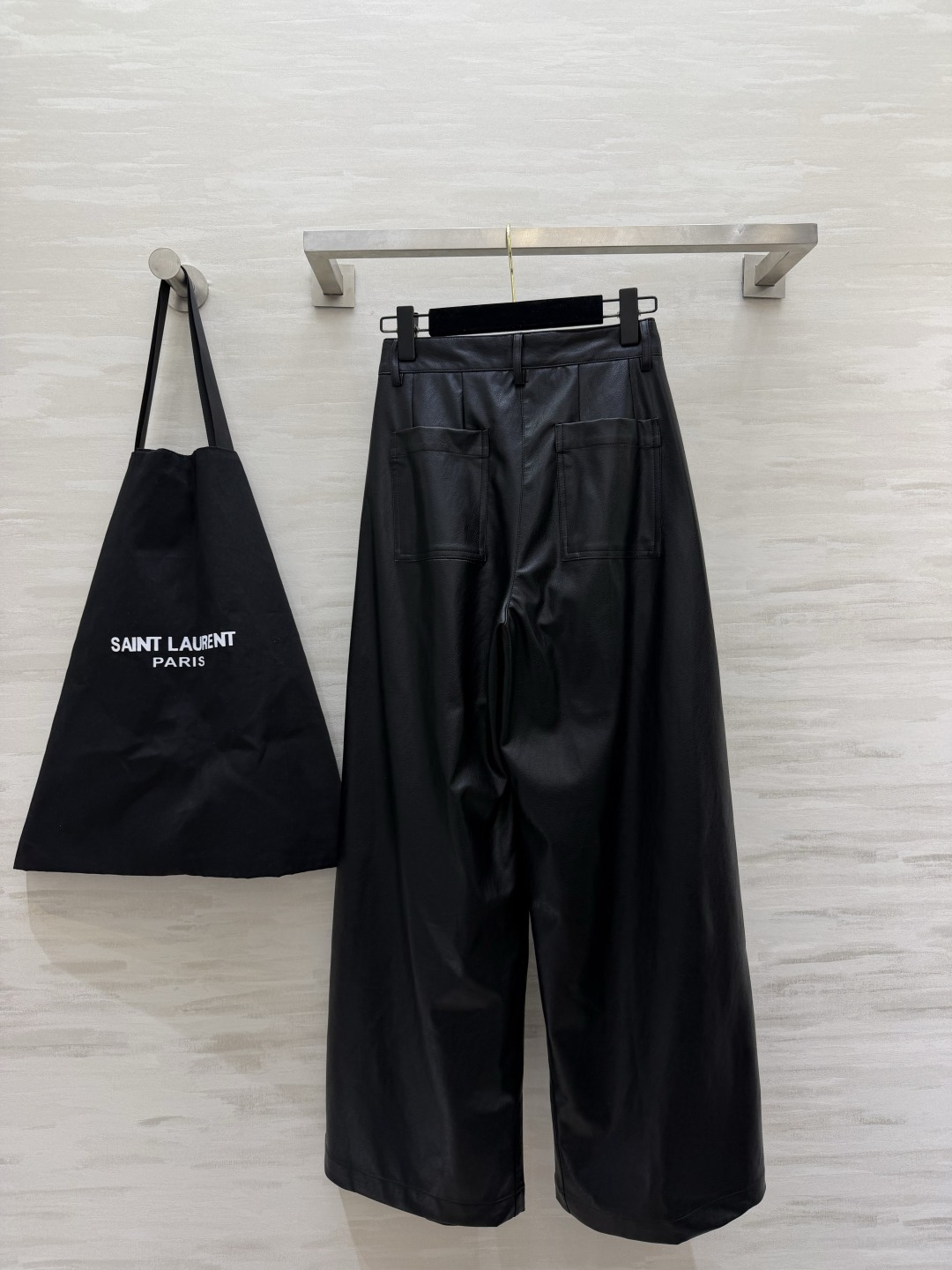 ysl²⁶气质蛋白皮阔腿裤🖤🤎两色可选｜酷黑&深咖棕✨高级蛋白皮面料 触感柔软细腻 自带柔和哑光质感 高腰打褶设计 腰头