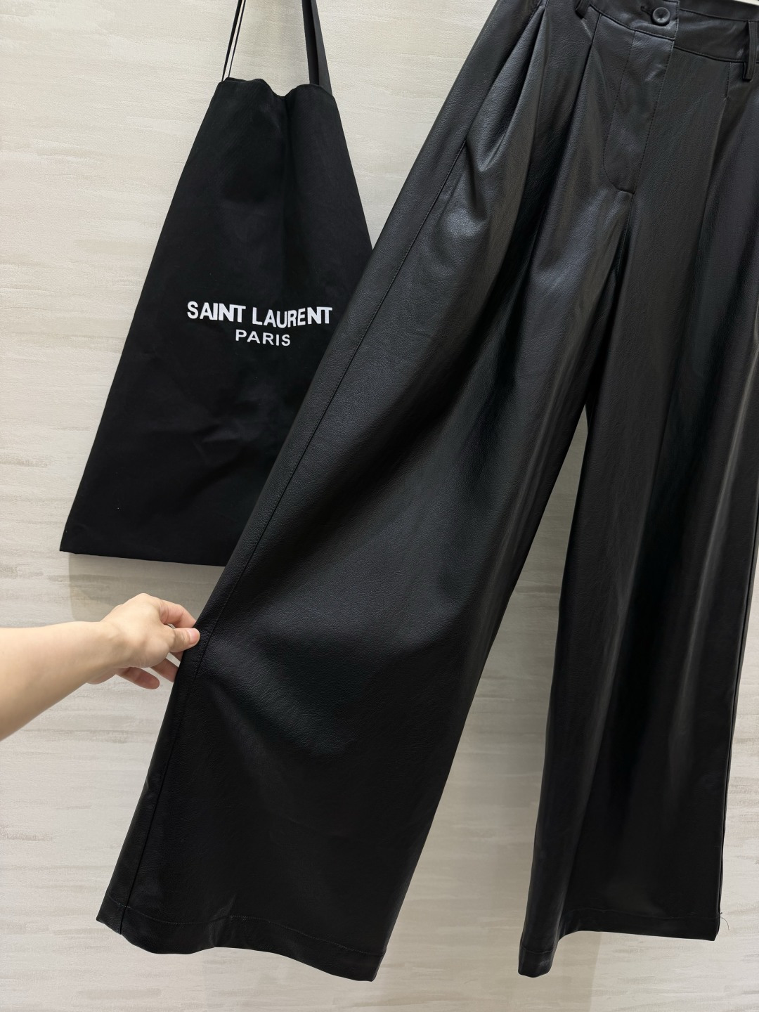 ysl²⁶气质蛋白皮阔腿裤🖤🤎两色可选｜酷黑&深咖棕✨高级蛋白皮面料 触感柔软细腻 自带柔和哑光质感 高腰打褶设计 腰头