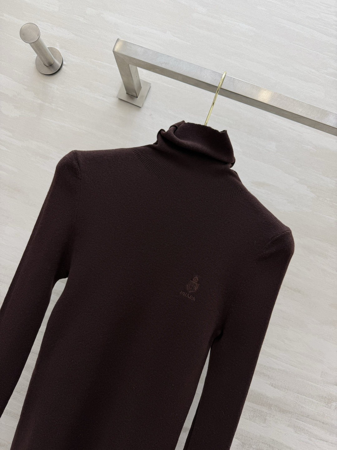 PraDDD²⁶羊毛堆堆领打底衫🍂 软糯细腻的羊毛针织 简约胸口刺绣细节 三色基础色调 秋冬叠穿内搭,温柔又高级🖤🤎🤍 PraDDD²⁶羊毛堆堆领打底衫🍂 软糯细腻的羊毛针织 简约胸口刺绣细节 三色基础色调 秋冬叠穿内搭,温柔又高级🖤🤎🤍