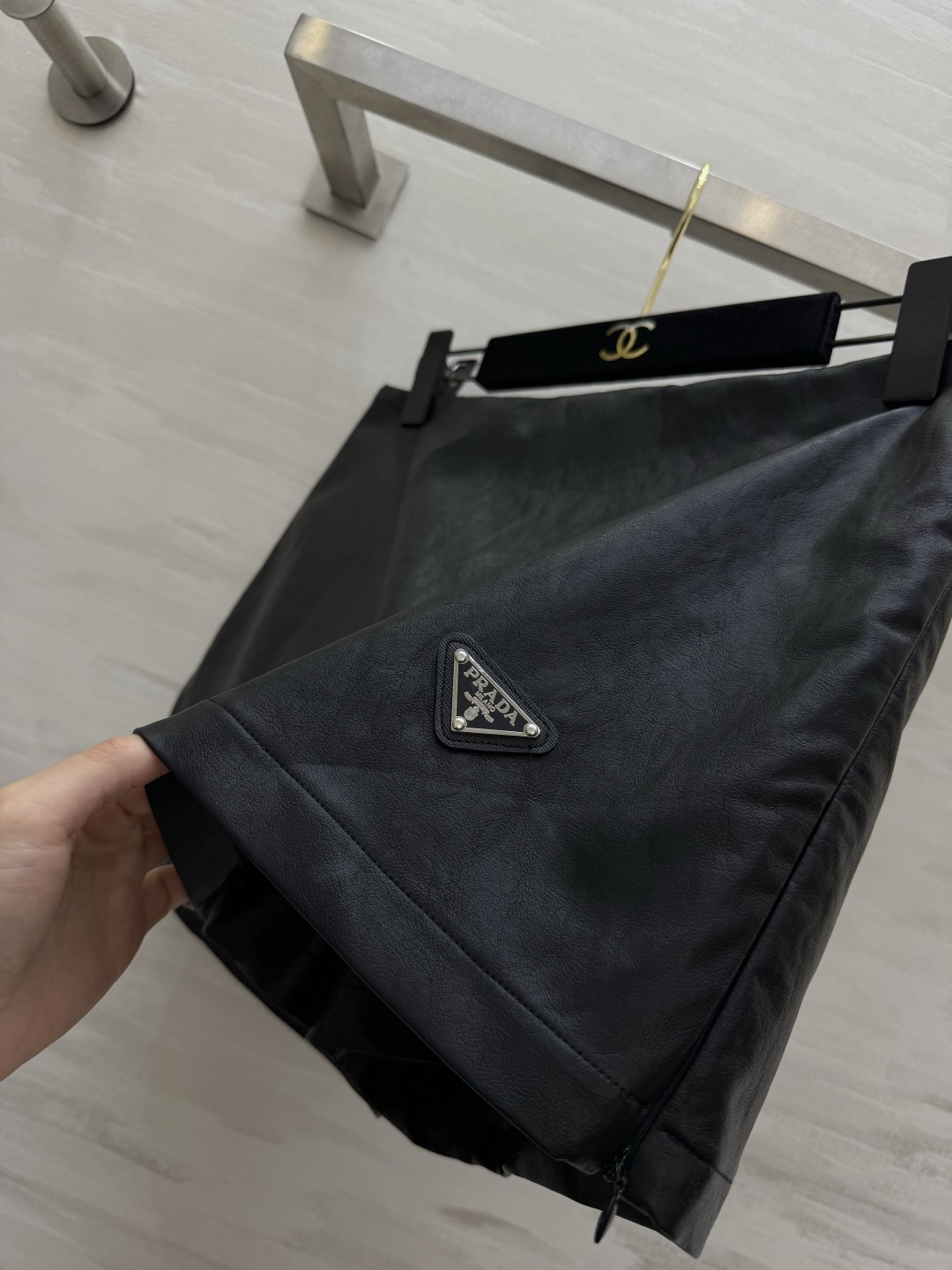 Pra♡²⁶蛋白皮裙裤🍂 雾面哑光皮质 A字利落短版型 假两件防走光设计 黑与深咖双色选择，又飒又显腿长🖤🤎 高品质 s