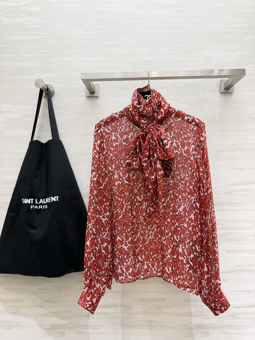 ysl²⁶明媚千金风 飘带真丝衬衫 自带拽姐气场的单品 领口飘带大蝴蝶结中和野性 刚柔并济 微透轻盈真丝面料垂坠感绝佳 