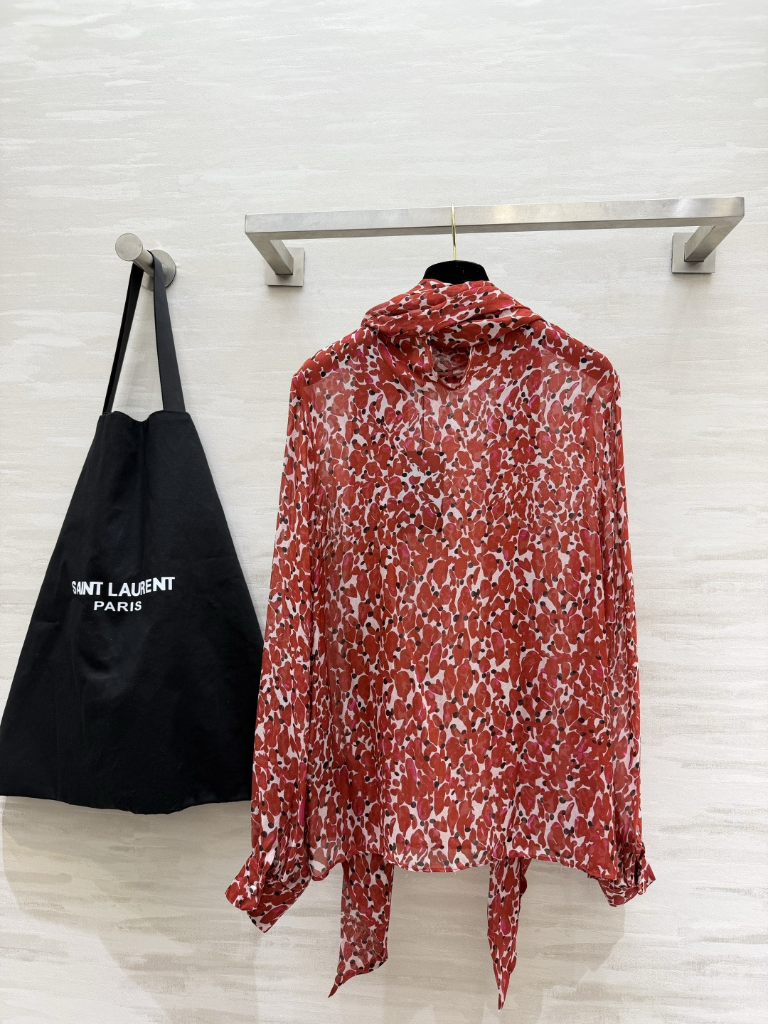 ysl²⁶明媚千金风 飘带真丝衬衫 自带拽姐气场的单品 领口飘带大蝴蝶结中和野性 刚柔并济 微透轻盈真丝面料垂坠感绝佳 