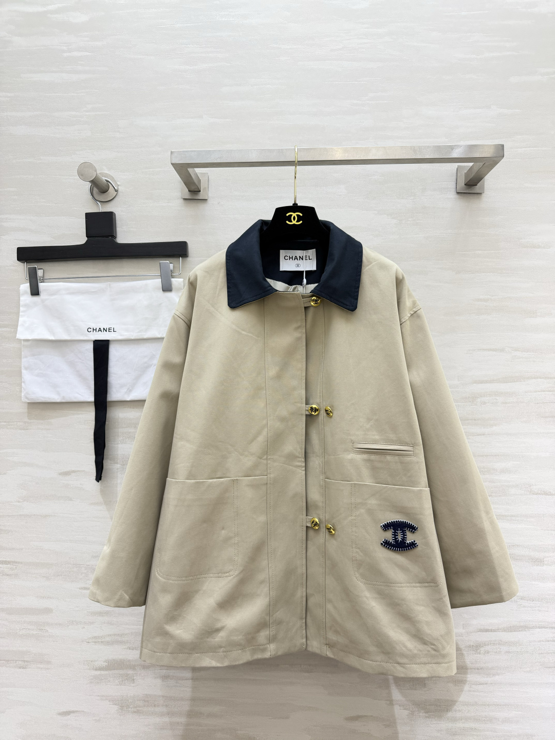 Cha♡nnn中古松弛感外套🤎 卡其与藏青撞色翻领 精致金属扣+刺绣标识 袖口翻折显露格纹内衬 宽松慵懒廓形，解锁早秋复
